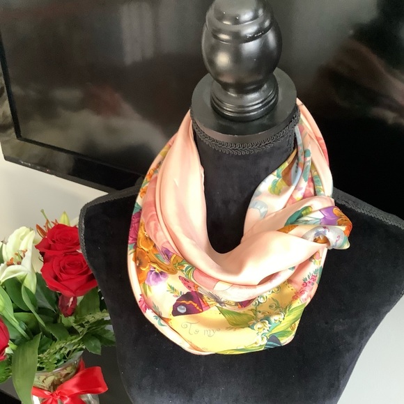 GUCCI silk scarf ~ VERY LOVELY print 💙❤️💜 - Picture 9 of 16